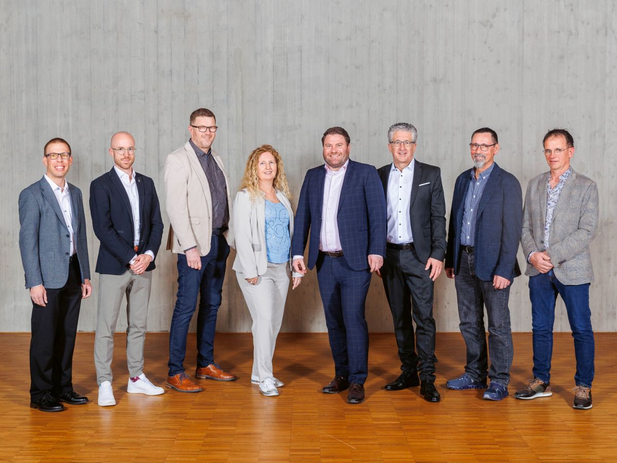 Der Gemeinderat für die Amtsdauer 2025/2028 anlässlich des Wahlapéros (v. l. n. r.): Gemeinderatsschreiber Pascal Knaus, Cédric Akeret, Peter Haag, Bruno Näf, Gemeindepräsident Philipp Egger, Gabi Bühler, Klaus Broger, Othmar Thalmann