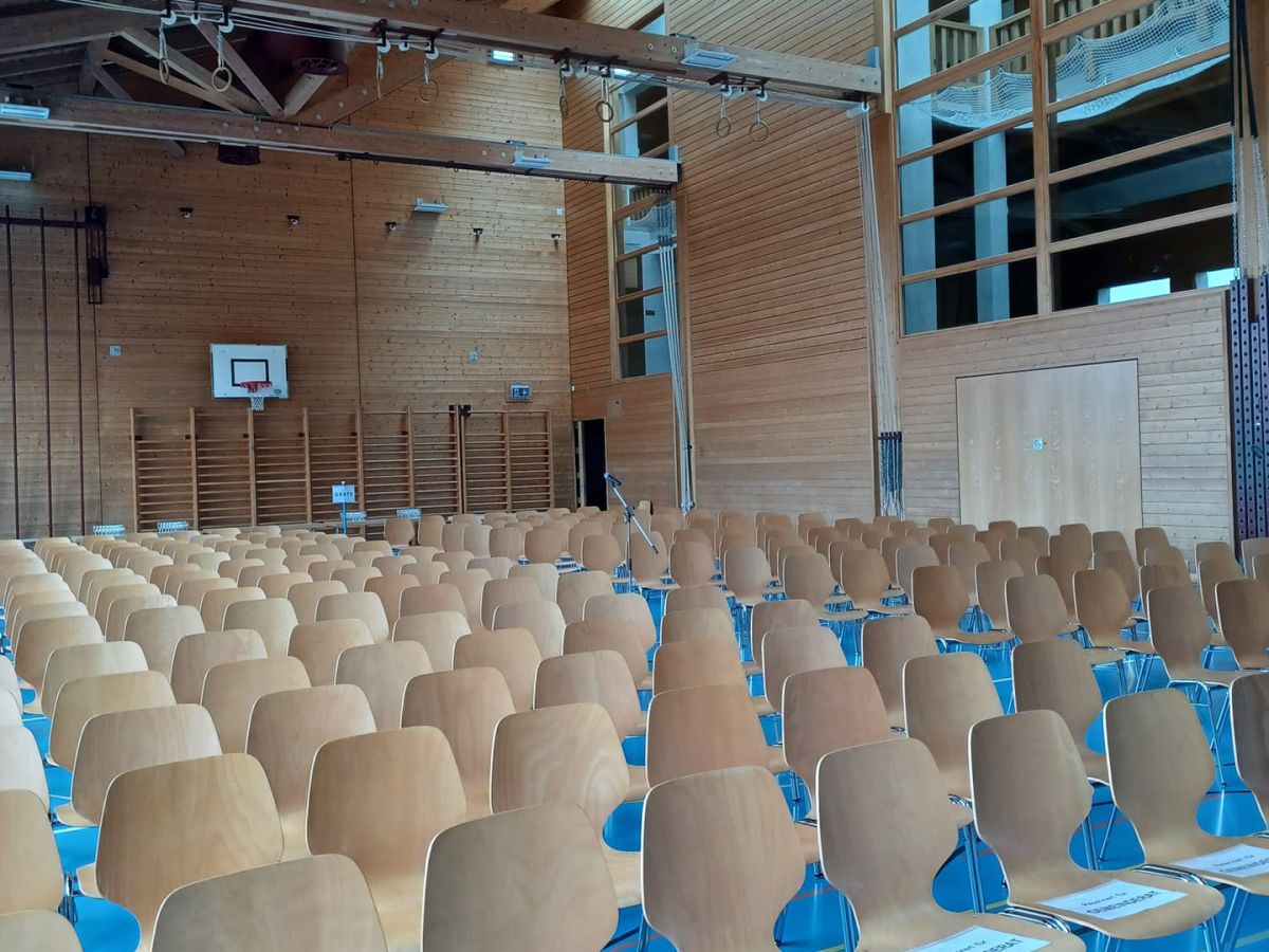 Der Gemeinderat für die Amtsdauer 2025/2028 anlässlich des Wahlapéros (v. l. n. r.): Gemeinderatsschreiber Pascal Knaus, Cédric Akeret, Peter Haag, Bruno Näf, Gemeindepräsident Philipp Egger, Gabi Bühler, Klaus Broger, Othmar Thalmann