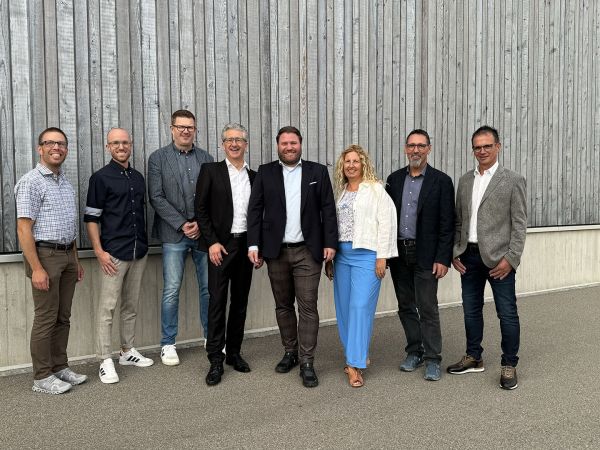 Der Gemeinderat für die Amtsdauer 2025/2028 anlässlich des Wahlapéros (v. l. n. r.): Gemeinderatsschreiber Pascal Knaus, Cédric Akeret, Peter Haag, Bruno Näf, Gemeindepräsident Philipp Egger, Gabi Bühler, Klaus Broger, Othmar Thalmann